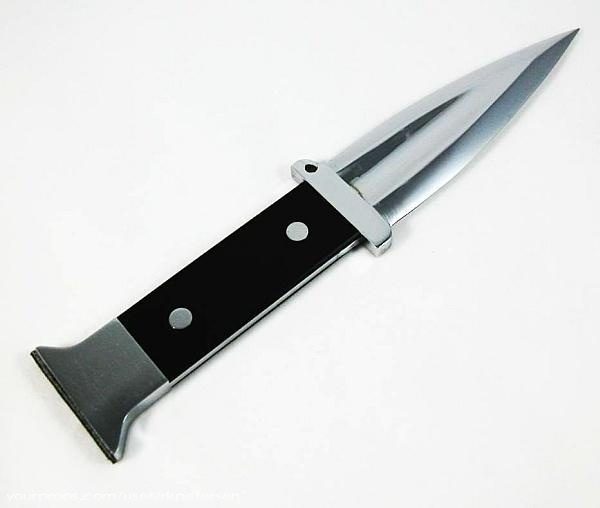 James-Bond-From-Russia-With-Love-Briefcase-Throwing-Knife-1